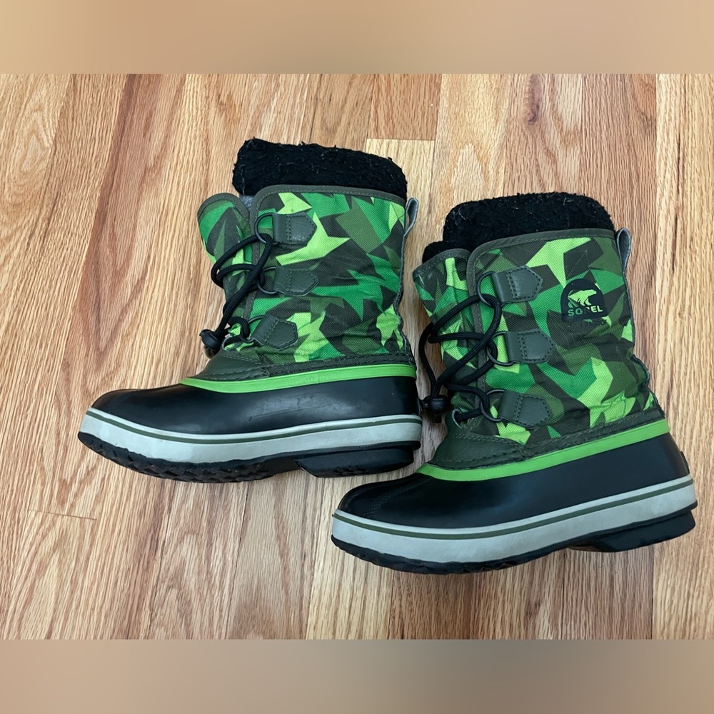 Sorel snow boots Yoot Pac Camo kids. Great Preowned condition. Size 1 little boy
